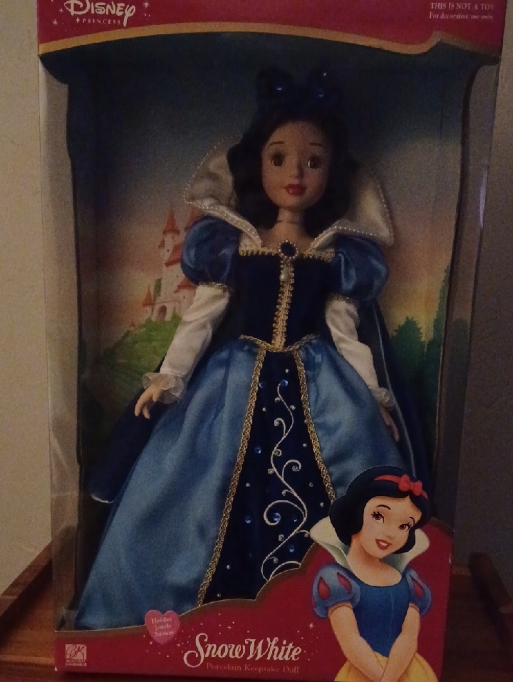 Disney Snow White Porcelain Keepsake Doll NIB